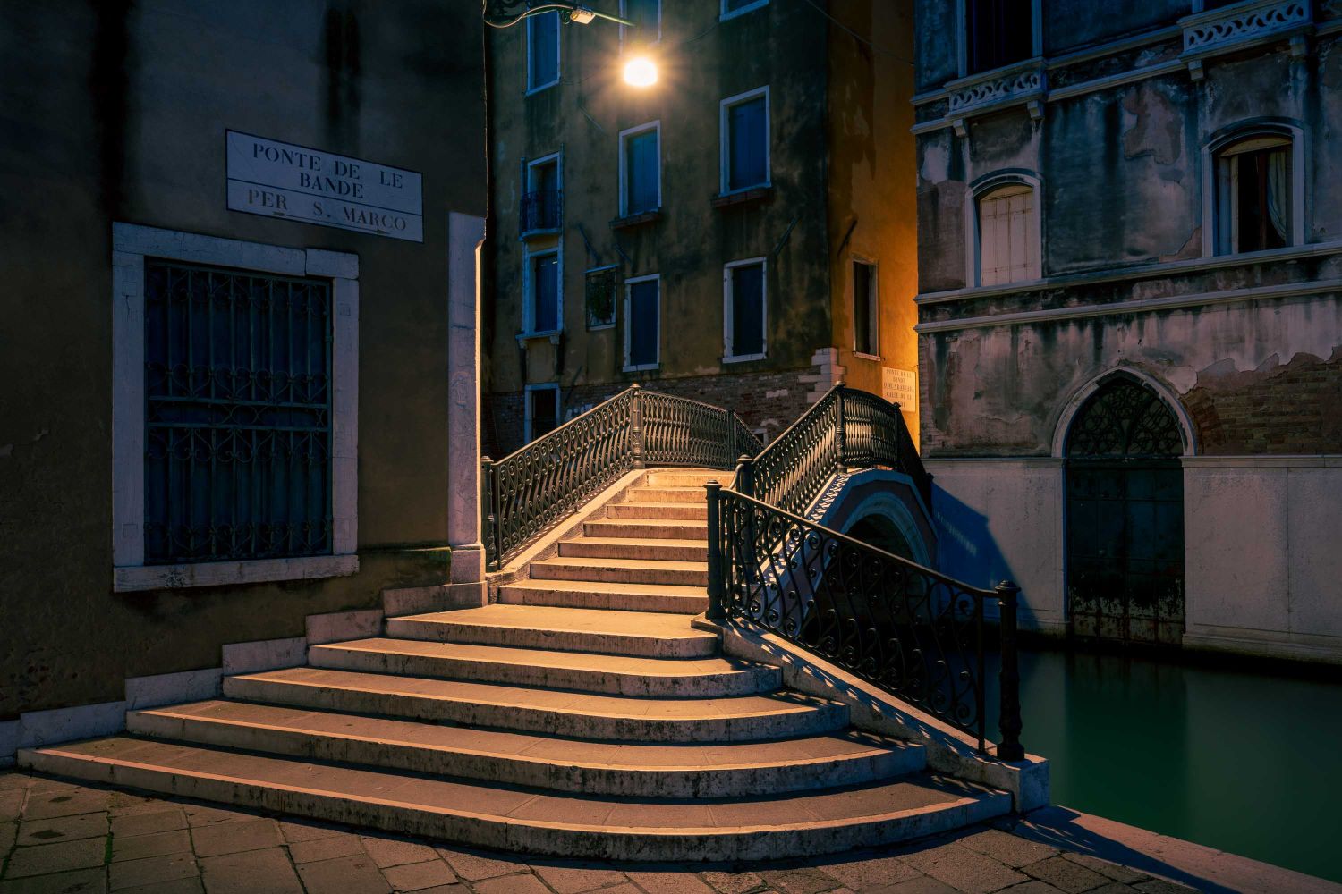 Ponte de le Bande, Venice, at night